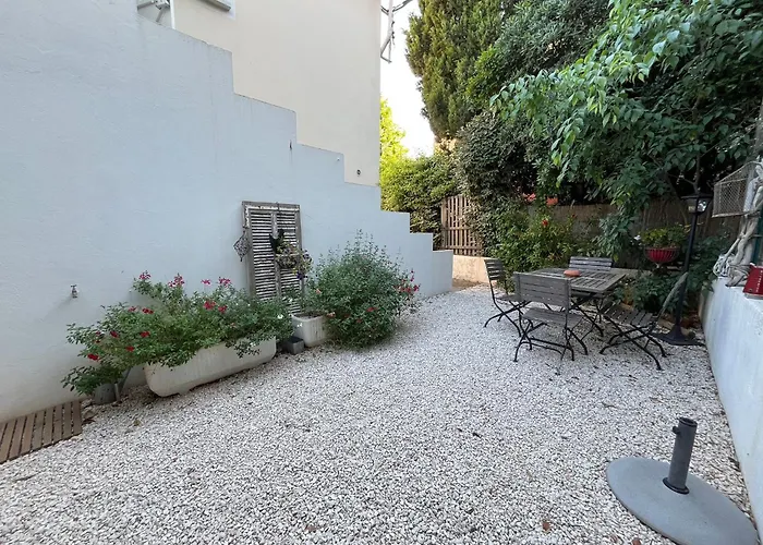 T2 30m2 Climatise Avec Jardin Proche De La *